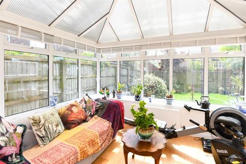 28 Lacock Gardens, Hilperton, Trowbridge, BA14 7TF