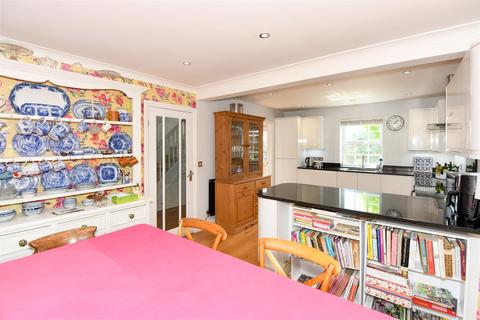 28 Lacock Gardens, Hilperton, Trowbridge, BA14 7TF