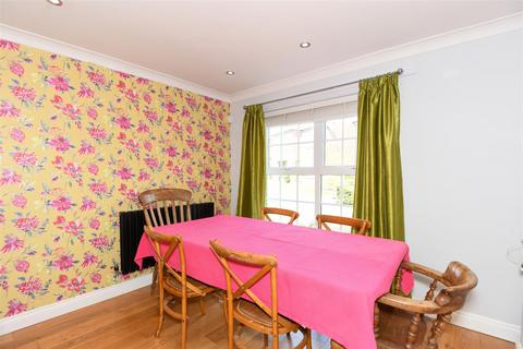 28 Lacock Gardens, Hilperton, Trowbridge, BA14 7TF