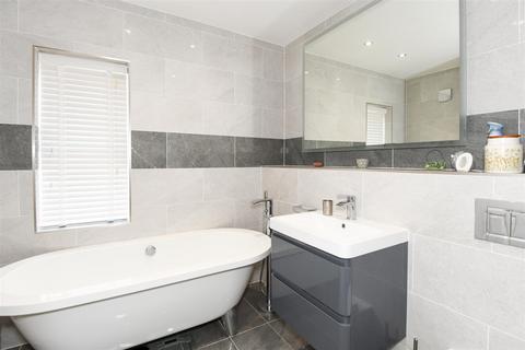 28 Lacock Gardens, Hilperton, Trowbridge, BA14 7TF