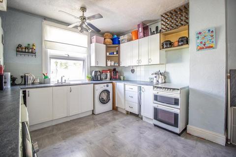 2 bedroom flat for sale, Burdett Avenue, Westcliff-on-Sea SS0