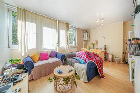 4 bedroom flat to rent, Petersfield Rise, Roehampton SW15