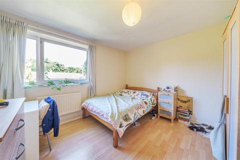 4 bedroom flat to rent, Petersfield Rise, Roehampton SW15