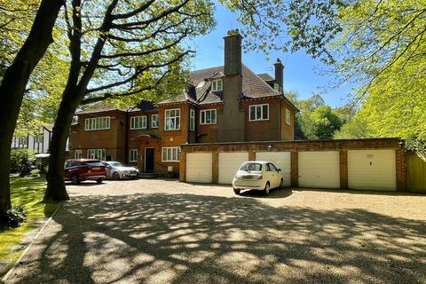 2 bedroom flat for sale, The Glade, Kingswood, Tadworth