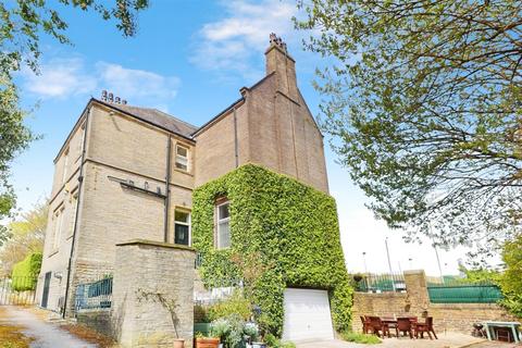 4 bedroom detached house for sale, Cemetery Road, Buttershaw, Bradford