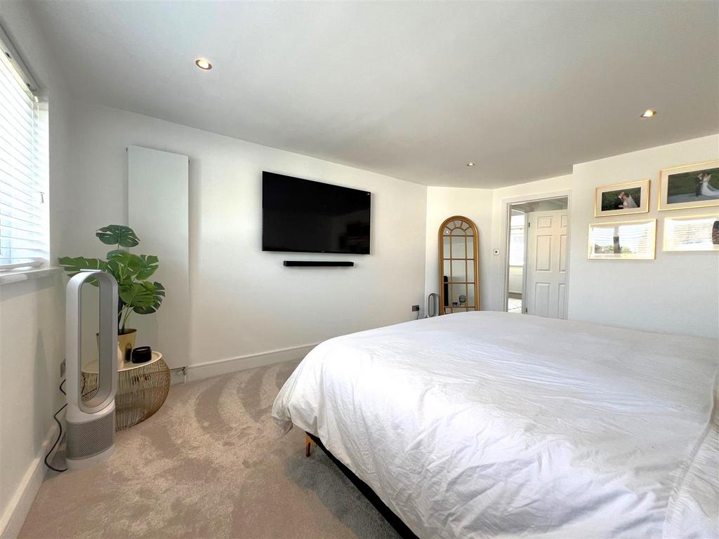 Bed 1.5.jpg