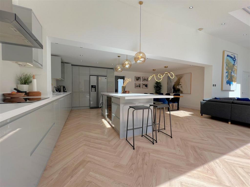 Kitchen 2.jpg