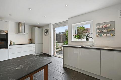 94 Frithville Gardens, London, W12 7JW