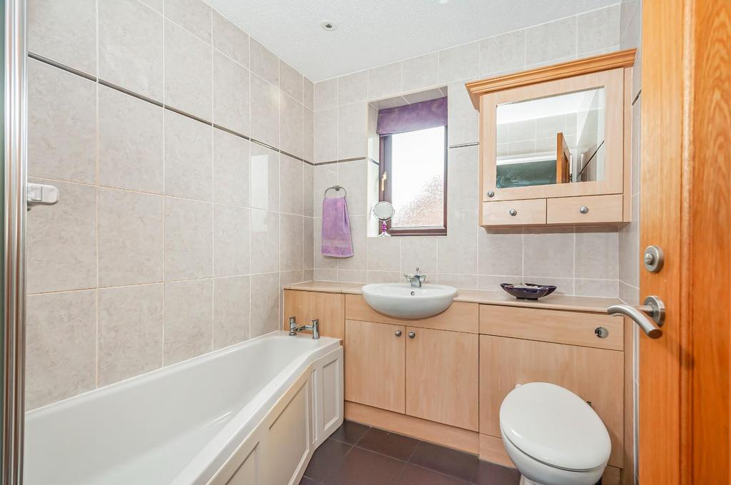 16 Scotts Garth Close9.jpg