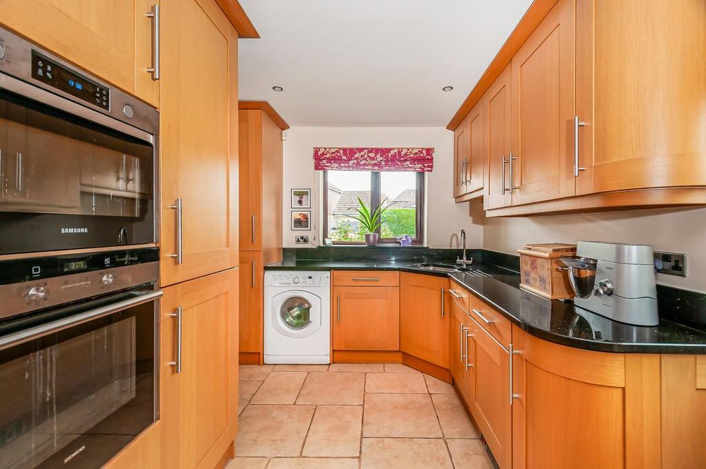 16 Scotts Garth Close3.jpg