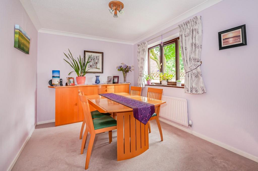16 Scotts Garth Close13.jpg