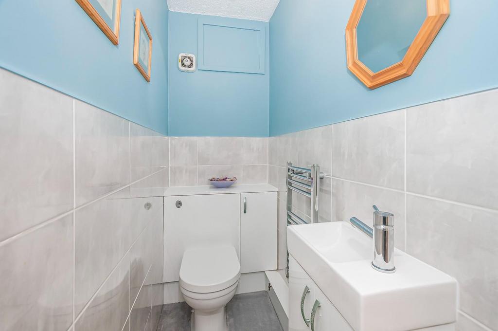 16 Scotts Garth Close4.jpg