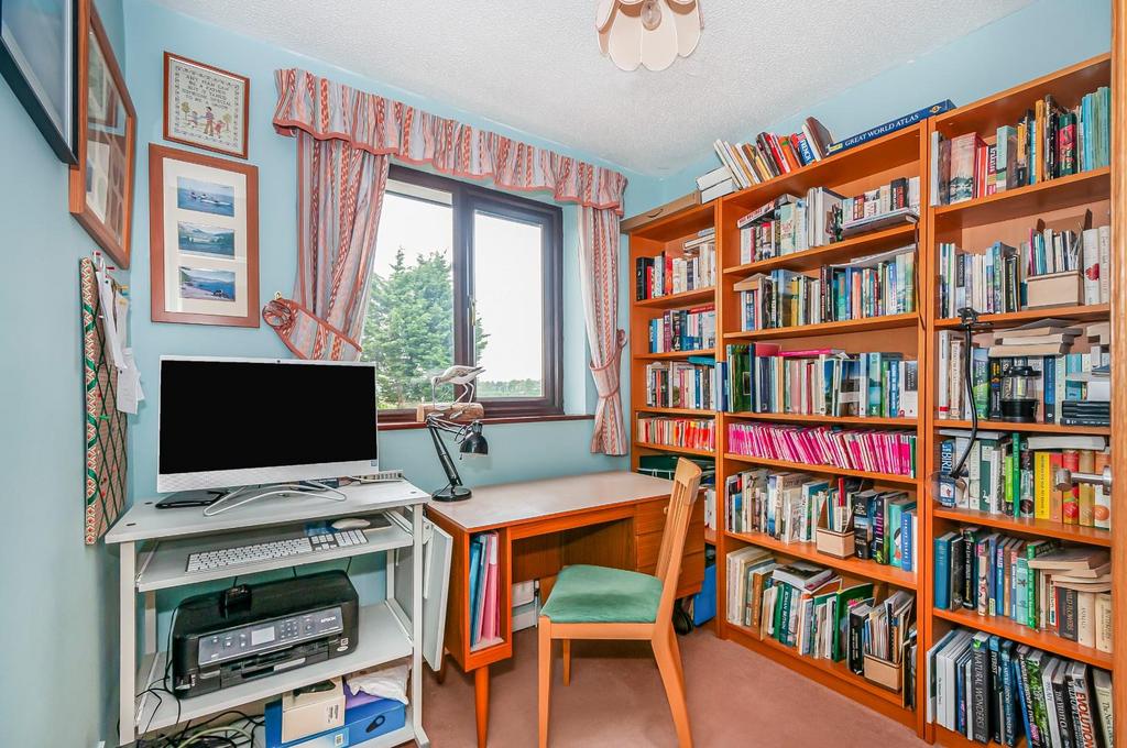 16 Scotts Garth Close7.jpg