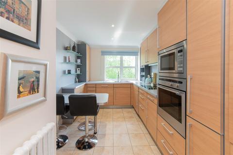 2 bedroom flat for sale, Broughton Avenue, Finchely