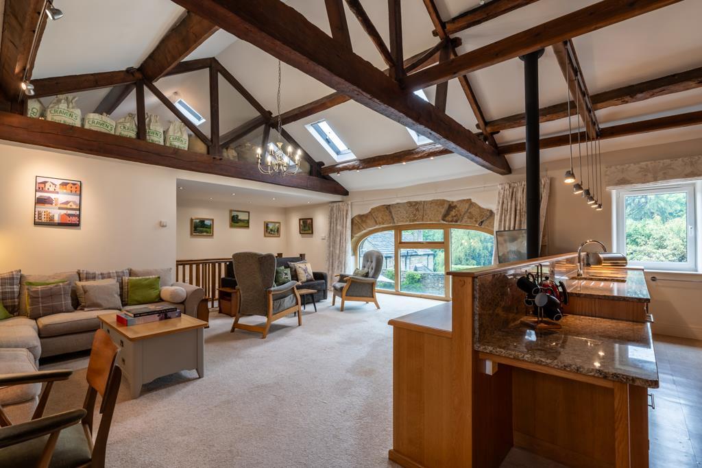 Lounge/Dining Area