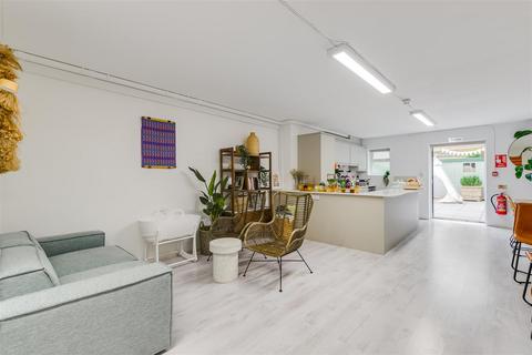 Retail property (high street) to rent, Stoke Newington High Street, London N16