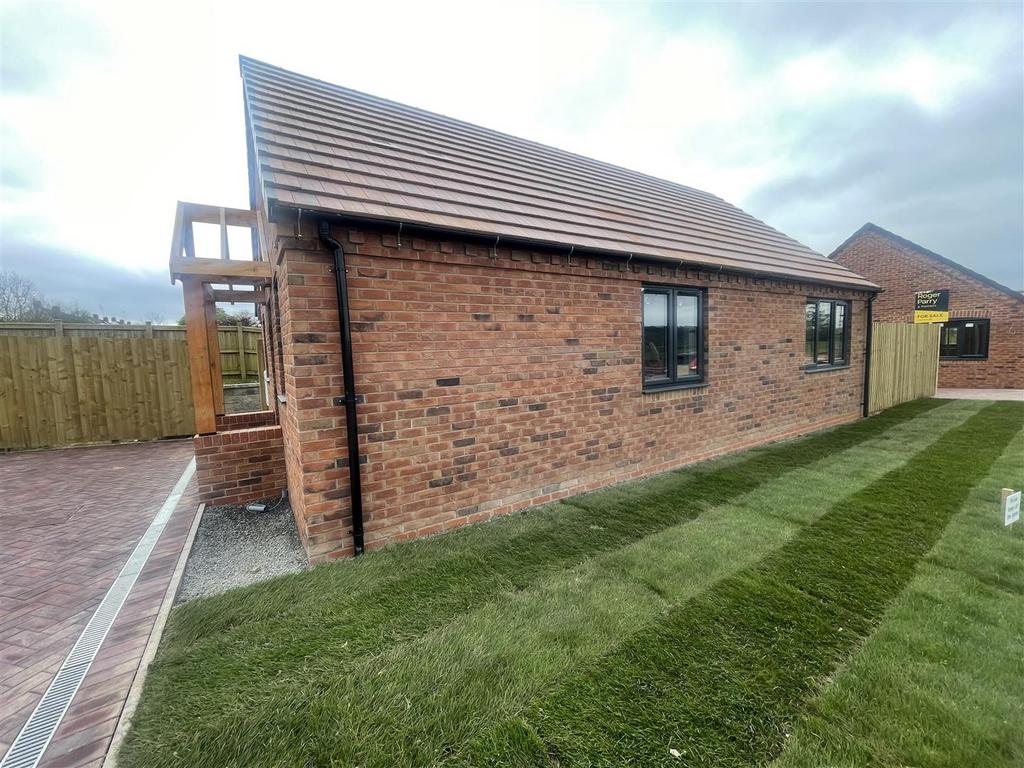 2 Long Mountain View, Trewern, Welshpool 2 bed detached bungalow £158,400