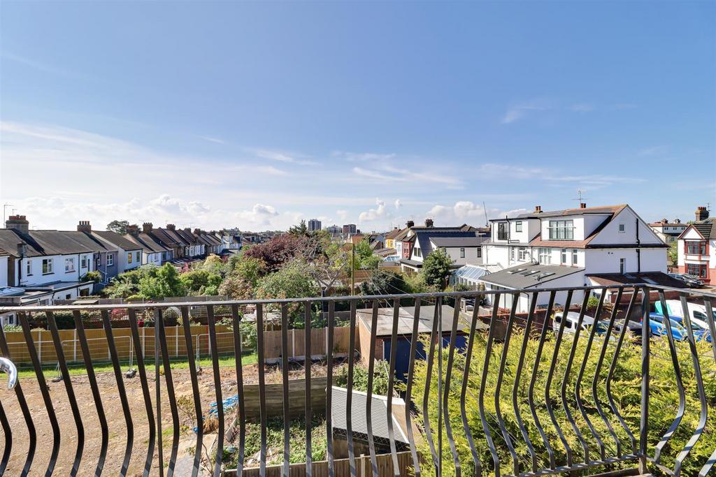Visual Reference: 1152 London Road Leigh On Sea Ss9 3 Bed Penthouse