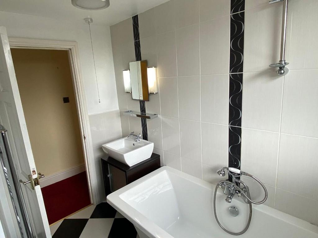 Bathroom 2 .jpg