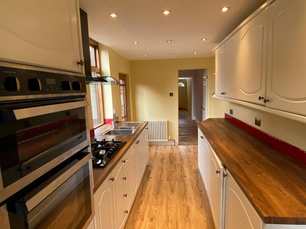 Kitchen 2.jpg