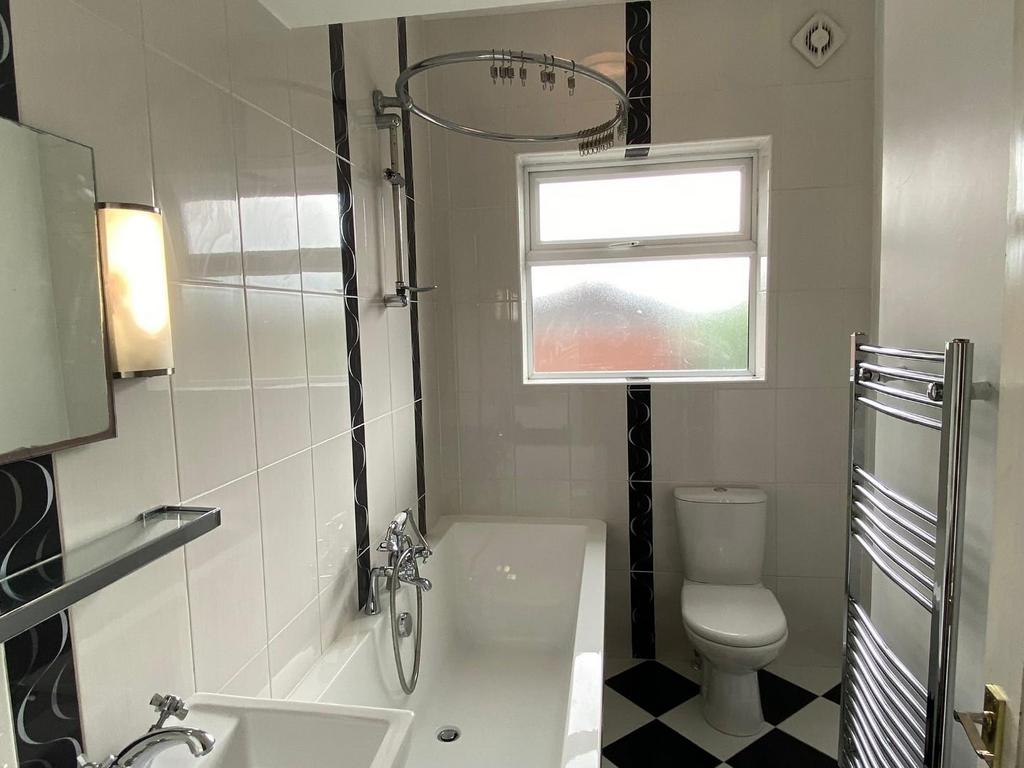 Bathroom 1 .jpg