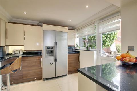 42 Springwood, Cheshunt, Waltham Cross, EN7 6AZ