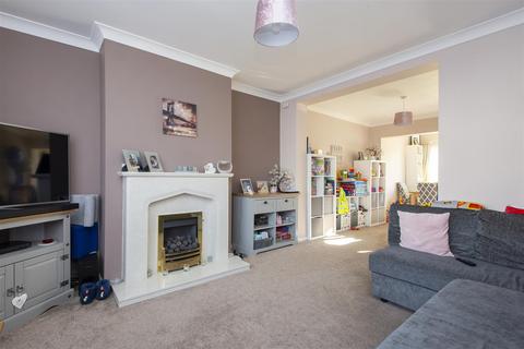 3 bedroom semi-detached house to rent, Ferndale Road, Romford