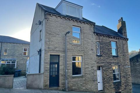 3 bedroom end of terrace house to rent, Lord Street, Haworth