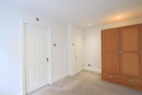 3 bedroom apartment to rent, Brooks Road, London W4