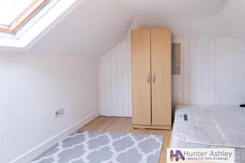 10 Coppermill Road, Wraysbury, Staines-upon-thames, TW19 5NT