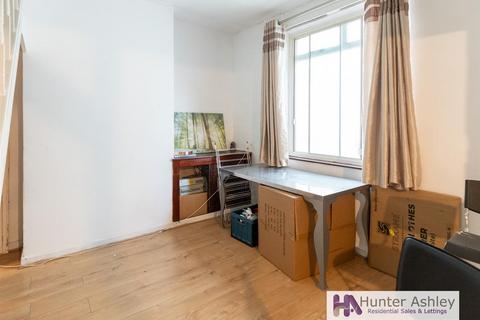10 Coppermill Road, Wraysbury, Staines-upon-thames, TW19 5NT