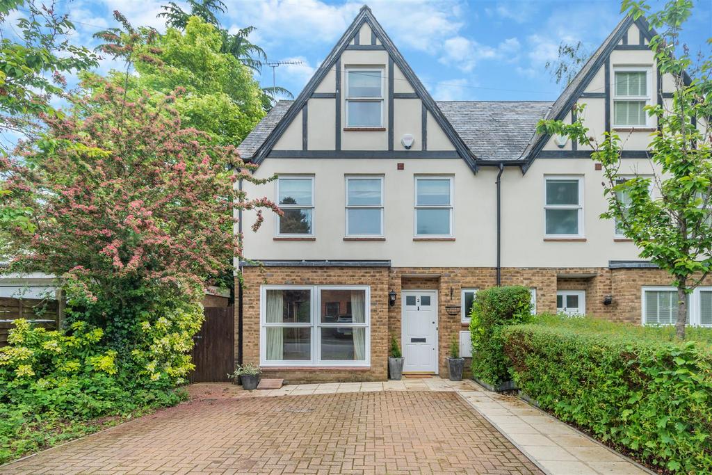 Hillside Road, Chorleywood WD3 4 bed semidetached house for sale £