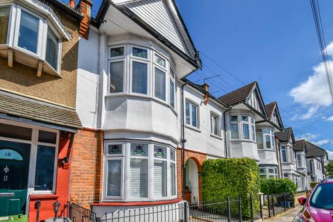 2 bedroom flat for sale, Woodfield Park Drive, Leigh-On-Sea SS9