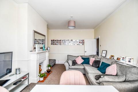 2 bedroom flat for sale, Woodfield Park Drive, Leigh-On-Sea SS9