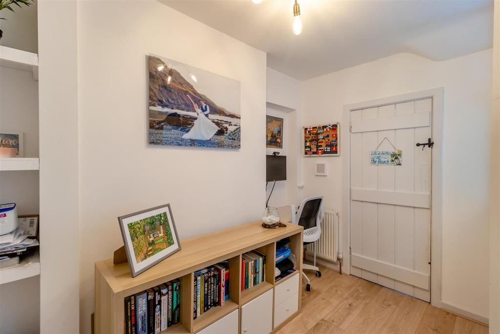 8598834-interior10.jpg