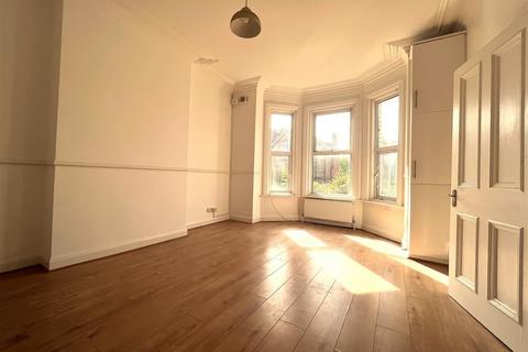 1 bedroom ground floor flat to rent, Amherst Road, Bexhill-On-Sea TN40