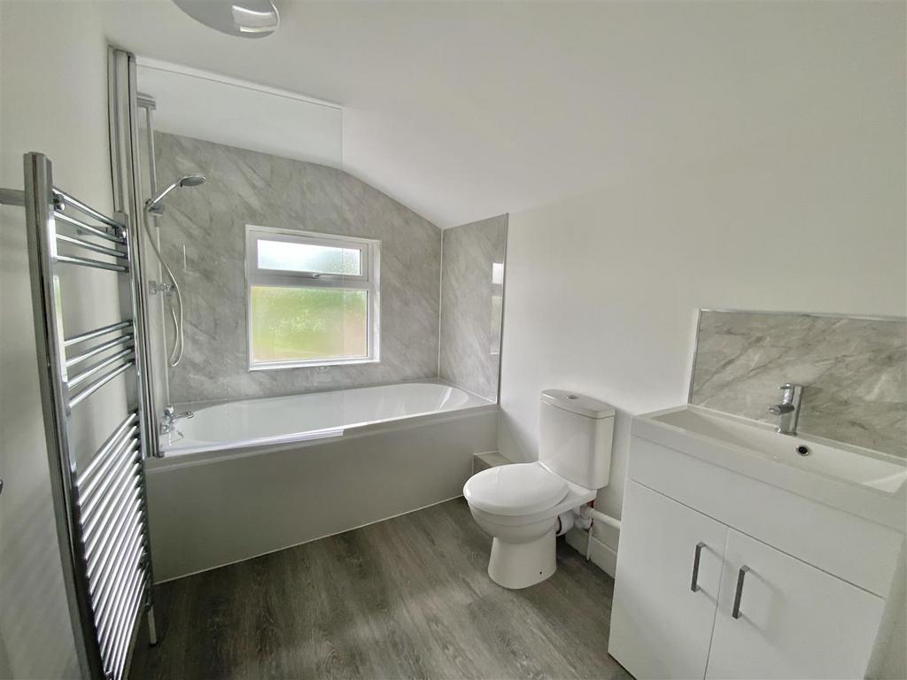 Bathroom (Upstairs)