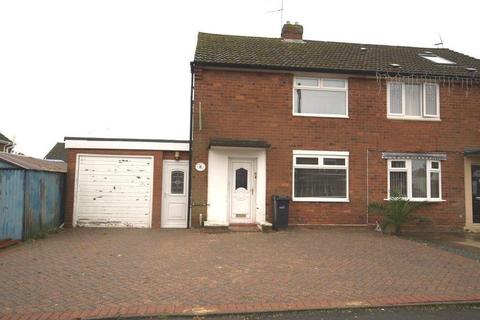 2 bedroom semi-detached house to rent, Wrens Avenue, Kingswinford