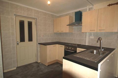 2 bedroom semi-detached house to rent, Wrens Avenue, Kingswinford