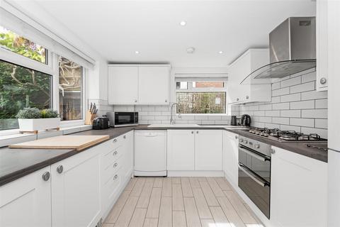 12 Colliers, Caterham, CR3 6RL