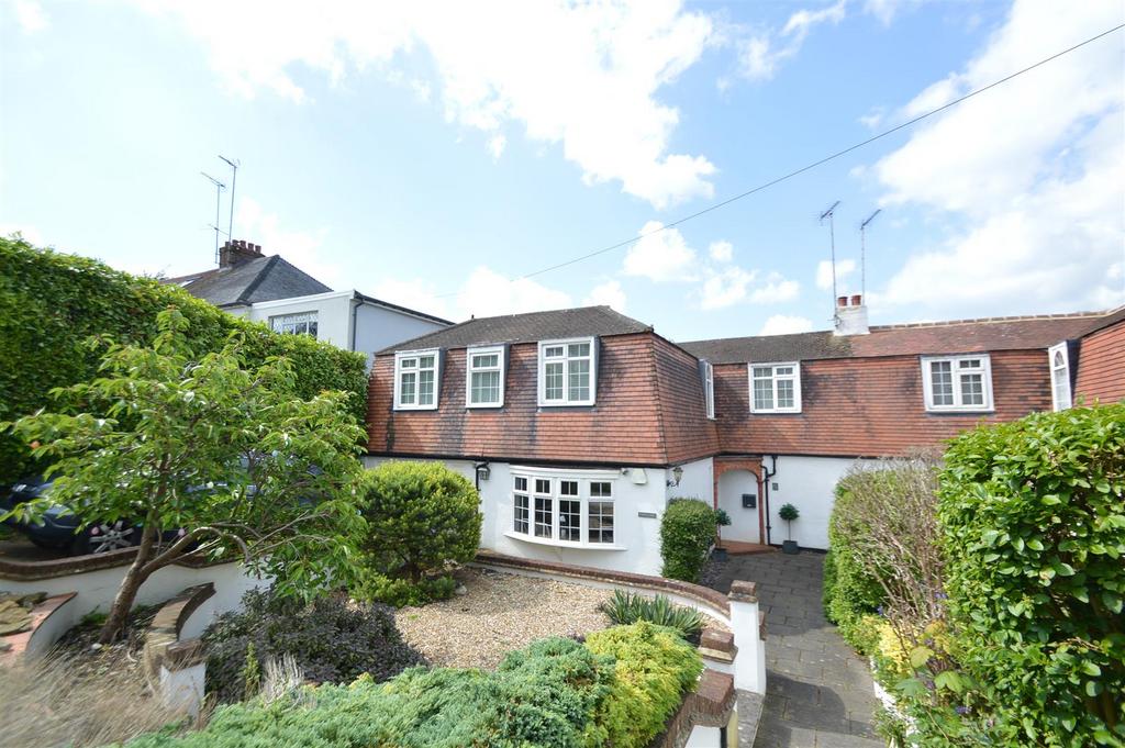Bradmore Way, Coulsdon CR5 4 bed semidetached house for sale £725,000