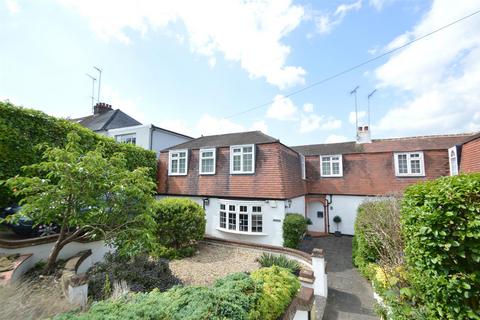 4 bedroom semi-detached house for sale, Bradmore Way, Coulsdon CR5