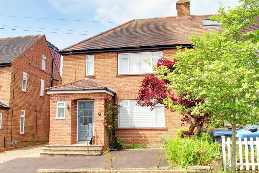 Oaklands Avenue, Brookmans Park AL9 3 bed semidetached house £950,000