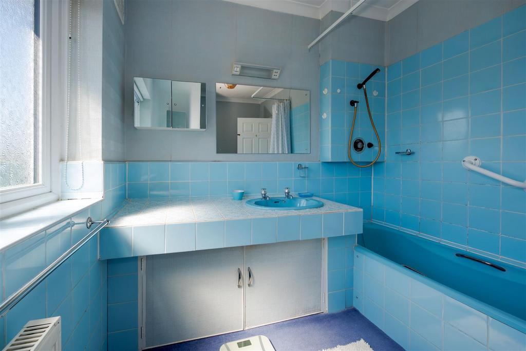 Bathroom 1 1 N9 A5185-Enhanced-NR.jpg