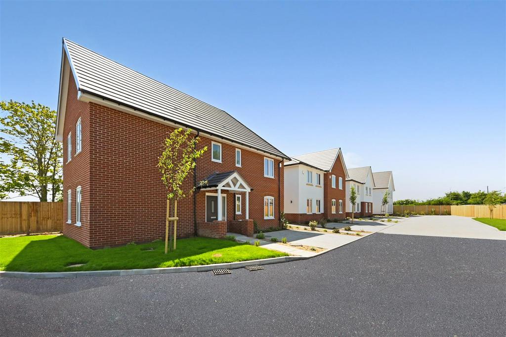 Stream Side Gardens, Pagham 4 bed detached house for sale £590,000