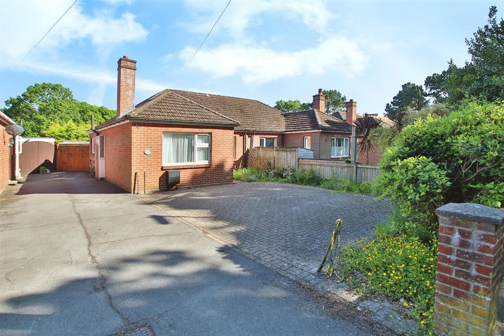 Fleet End Road, Warsash, Southampton 2 bed semidetached bungalow for