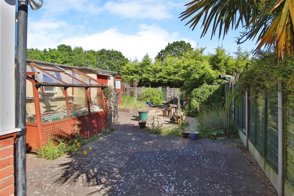 Fleet End Road, Warsash, Southampton 2 bed semidetached bungalow for