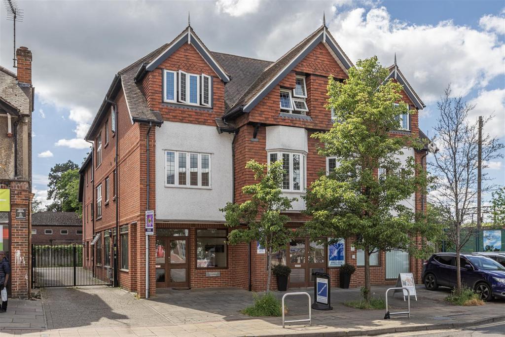 Station Approach, West Byfleet KT14 2 bed apartment for sale - £350,000