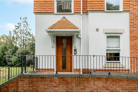 Flat 8, 25 Mckinley Road, Bournemouth, BH4 8AG
