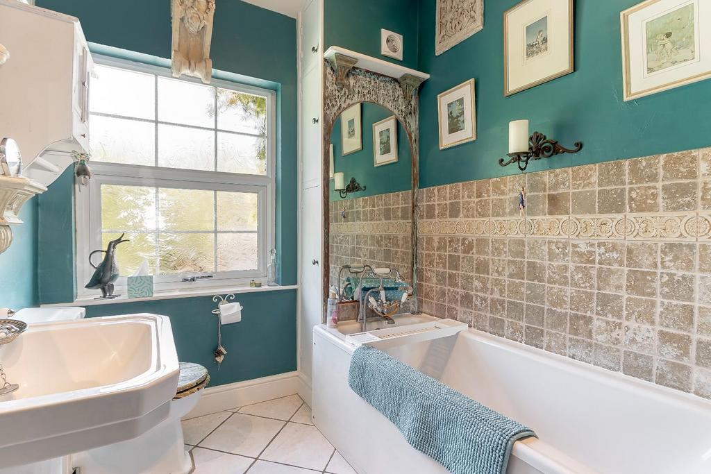Bathroom - B.jpg